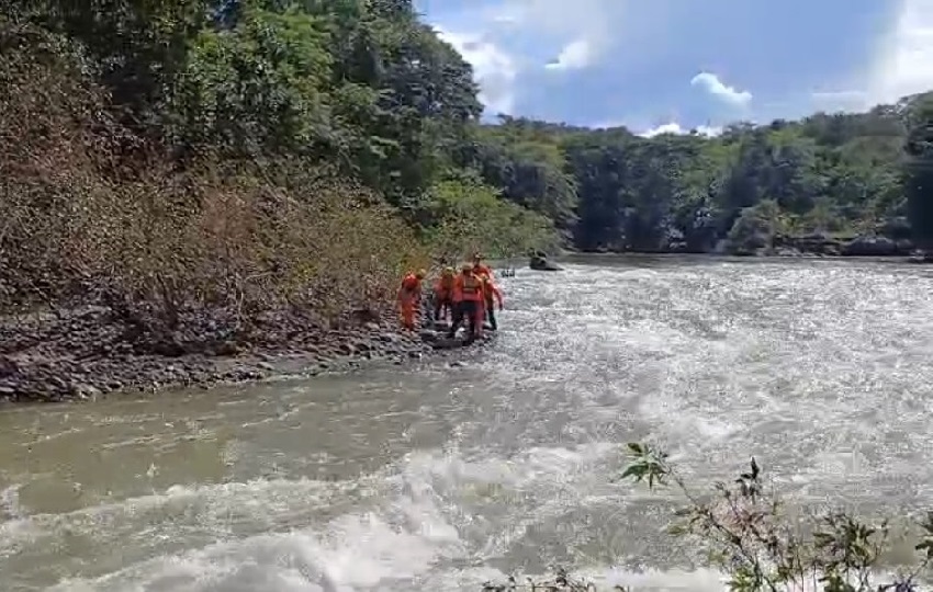 Se informó que el cuerpo se recuperó a tres horas de navegacion desde dónde fue arrastrado. Foto. Sinaproc