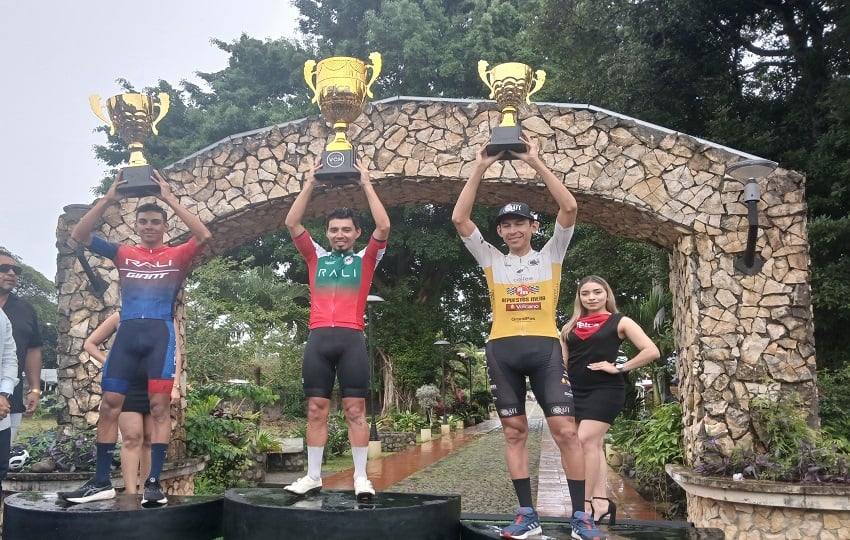 Bolívar Espinosa (centro.) levanta la copa de campeón de la Vuelta a Chiriquí.  Foto: Jaime Chávez