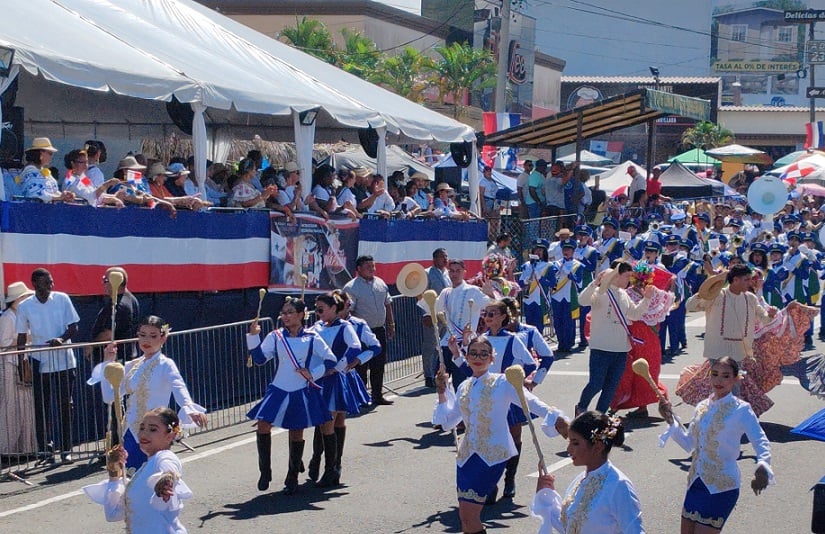 El desfile que se extendió hasta pasada la media noche y que contó con la participación de 93 bandas escolares. Foto: Eric A. Montenegro.