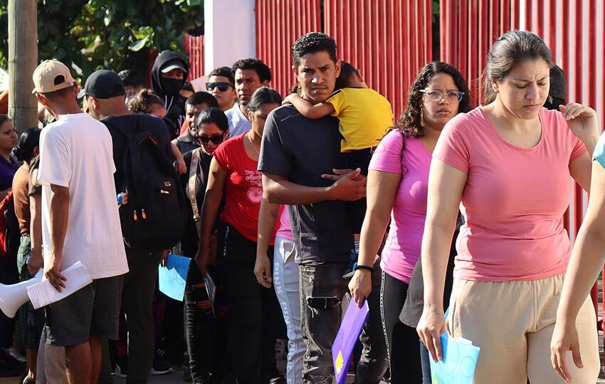 Migrantes hacen fila para tramitar sus papeles migratorios, en el municipio de Tapachula. Foto: EFE