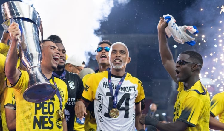 Jugadores del CAI, festejan con la copa el título del Clausura 2024. Foto: EFE