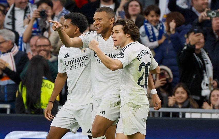 Mbappé (centro) festeja el segundo gol del Real Madrid. Foto:EFE