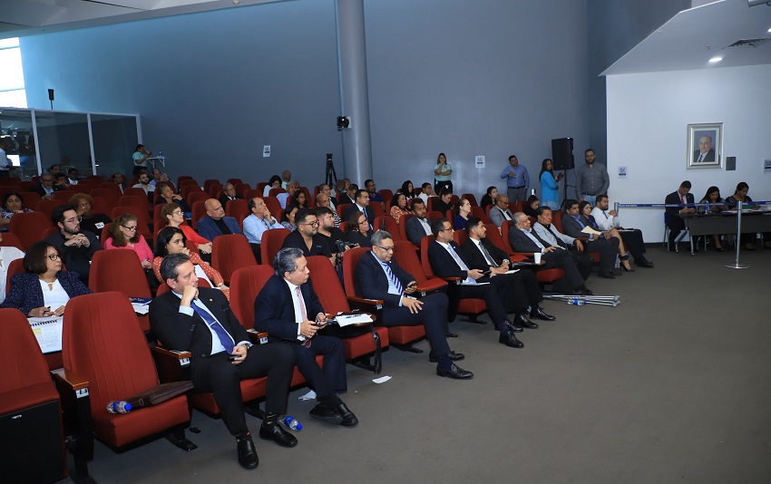 Público asistente a las consultas realizadas este lunes. Foto: Cortesía Asamblea