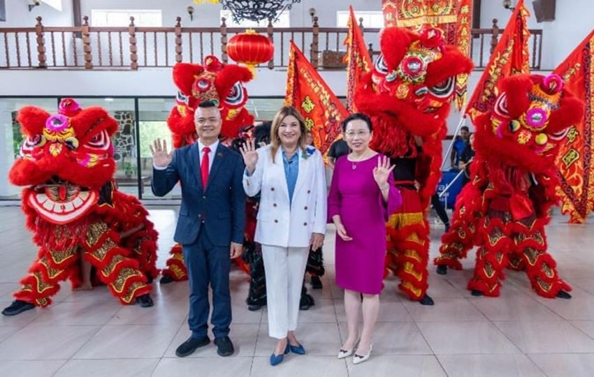 Autoridades de la Embajada Popular de China junto a la Primera Dama de la República de Panamá. Foto: Cortesía