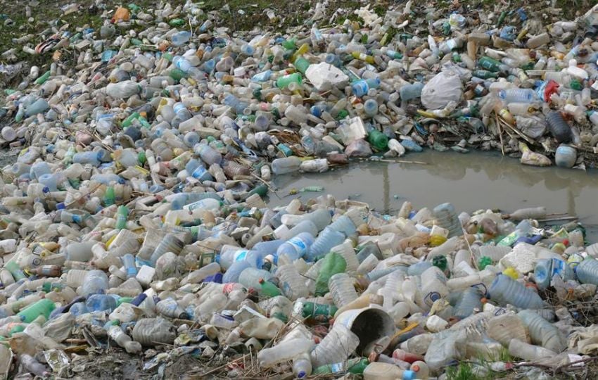 Basura en el barrio Këneta (pantano) en las afueras de la ciudad marítima de Durrës, en  Albania. Foto: EFE