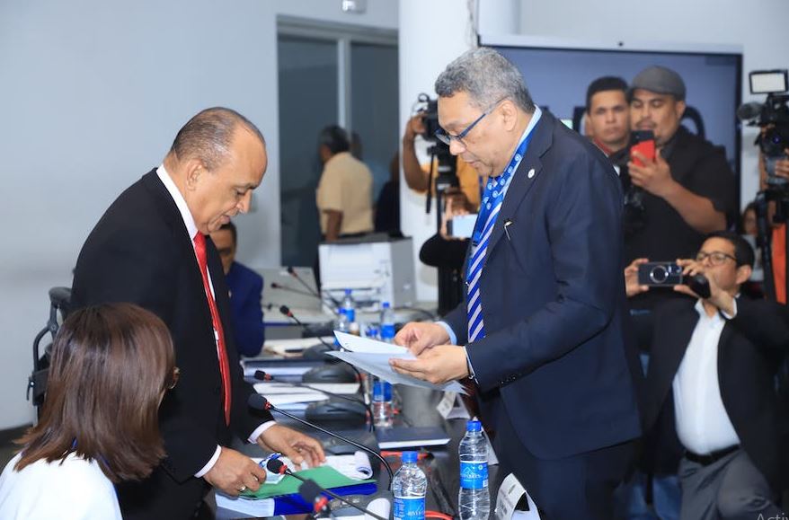 Entrega de informes actuariales a la Comisión de Salud. Foto: Cortesía