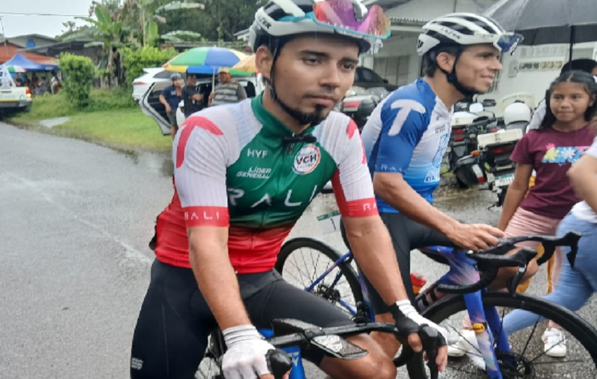 Bolívar Espinosa y Franklin Archibold (der.) estará en la Vuelta a Costa Rica. Foto: Jaime Chávez