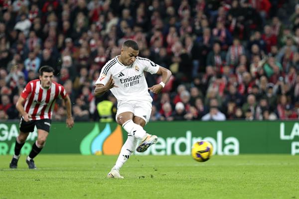 Mbappé volvió a fallar un tiro penal con Real Madrid. Foto: EFE