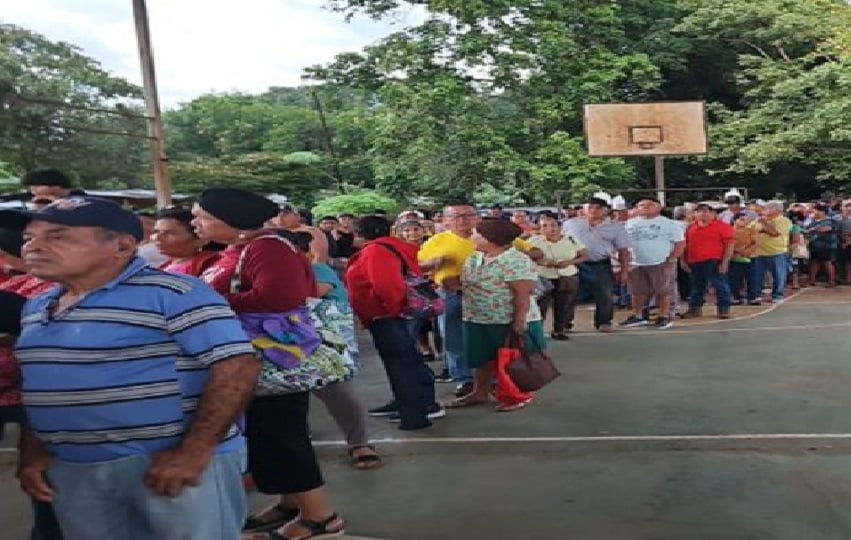 En San Lorenzo gran cantidad de persona hicieron fila desde primeras horas de la mañana. Foto. IMA