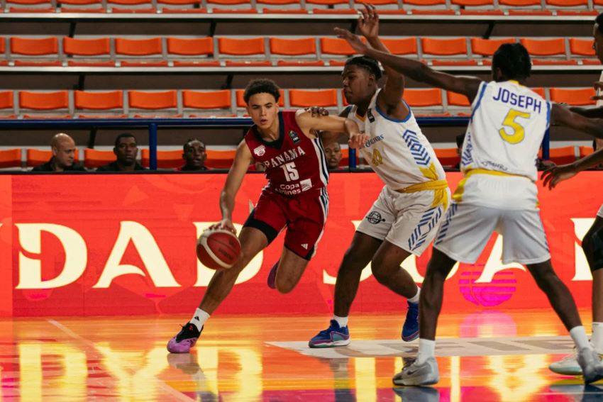  Anthony González de Panamá (15) conduce el balón para el partido contra Islas Vírgenes. Foto: FIBA