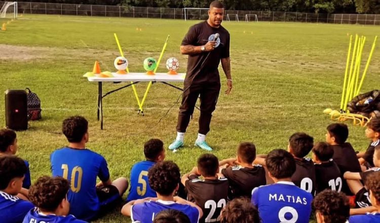 Román Torres, conversa con los jóvenes jugadores. Foto: Cortesía