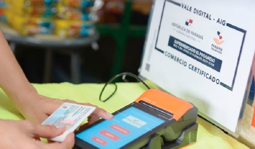  El uso de la cédula para cambiar el subsidio, que llegó a ser de $120, se implementó para comprar comida, enseres y ropa. Foto: Archivo