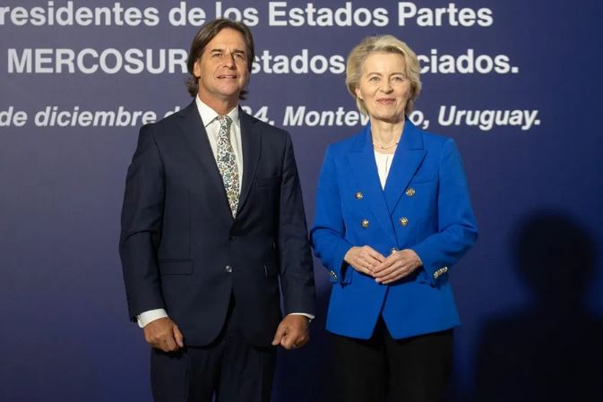 El presidente de Uruguay, Luis Lacalle Pou, junto a la presidenta de la Comisión Europea, Ursula von der Leyen. Foto: EFE