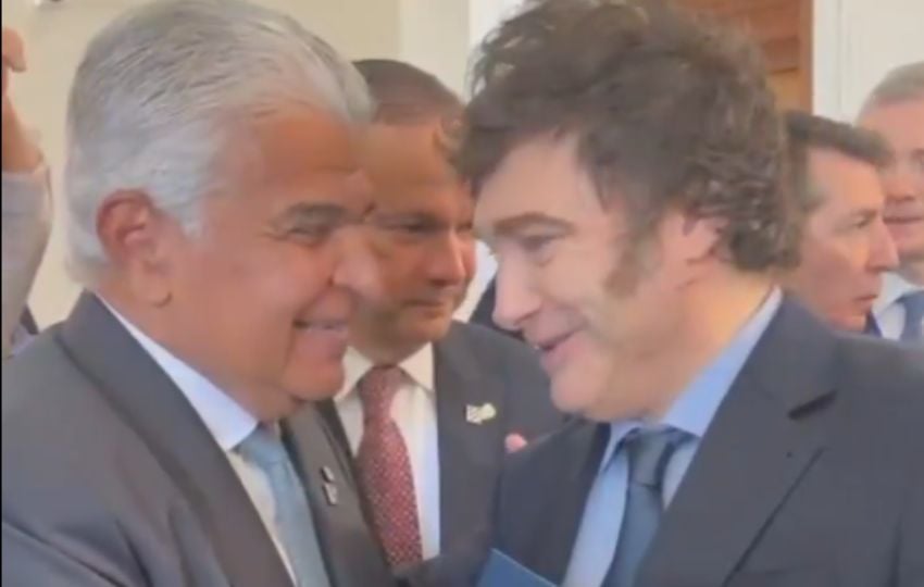 El presidente de Panamá, José Raúl Mulino, junto a su homólogo argentino, Javier Milei. 