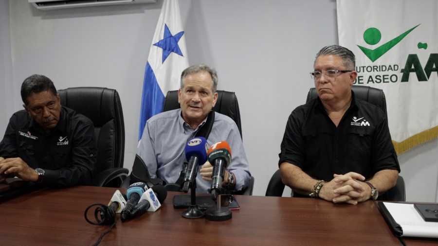 Alonso Filós, director de Operaciones de la AAUD; Juan Carlos Navarro, ministro de Ambiente y Ovil Moreno, administrador general de la AAUD. Foto: Cortesía