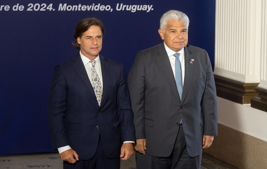 El presidente de Uruguay, Luis Lacalle Pou (i), recibe a su homólogo de Panamá, José Raúl Mulino, en la sede del Mercosur este viernes. Foto: EFE