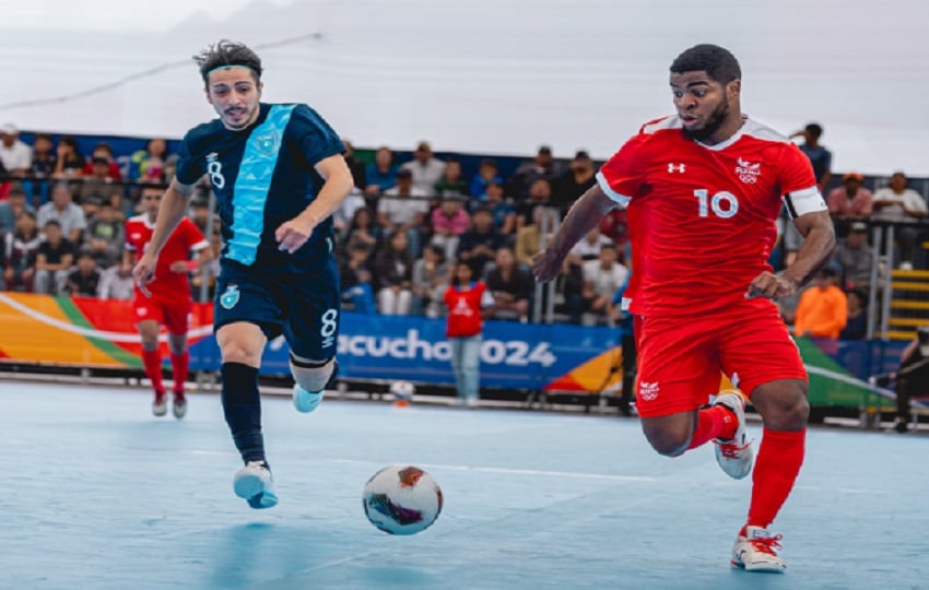 Alfonso Maquensi de Panamá (10) disputa el balón contra Patrick Ruiz de Guatemala (8). Foto: COP