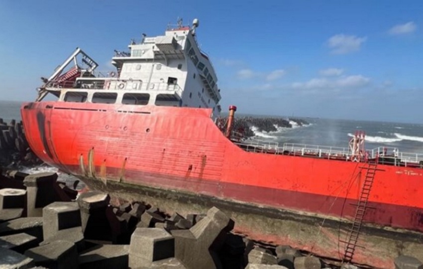 El barco ‘Liquid Gen’, con quince tripulantes a bordo, encalló durante la tarde del sábado. Foto: Tomada de elvigiadecuba.com