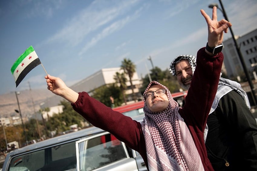 Una mujer celebra en las calles de Damasco, este domingo. Foto: EFE/EPA/Hasan Belal