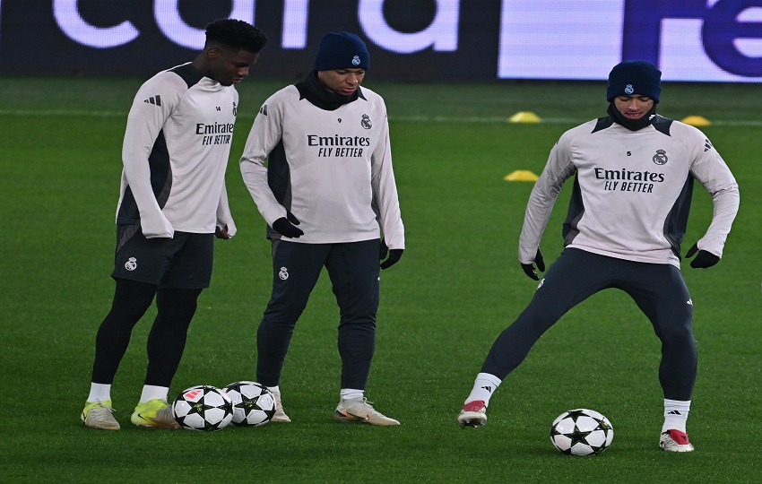 Aurelien Tchouameni (izq.), Kylian Mbappé y Jude Bellingham (der.) en los entrenamientos del Rewal Madrid. Foto:EFE