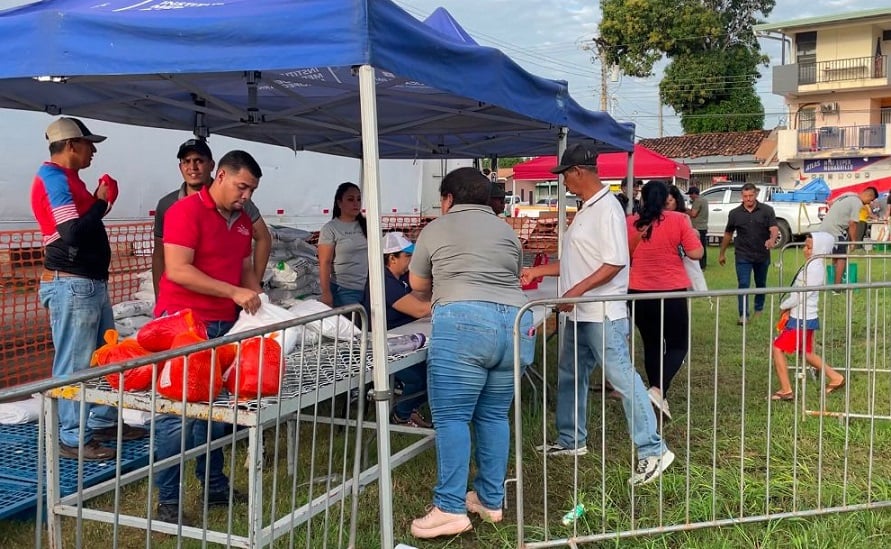 Con esta venta, se buscó ofrecer productos accesibles a las familias de la región en esta temporada de fin de año. Foto: Thays Domínguez