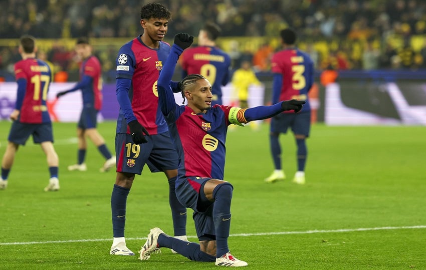 El brasileño Raphinha festeja el primer gol del Barcelona. Foto: EFE