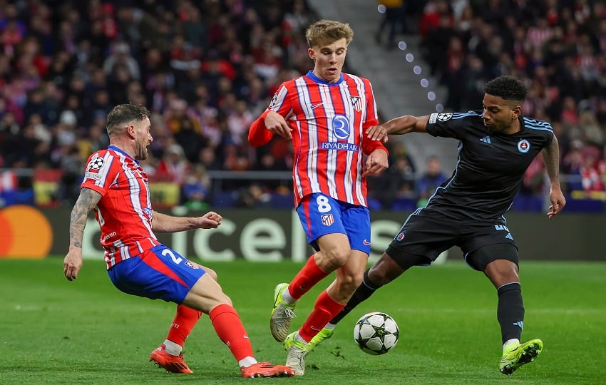  Los jugadores del Atlético de Madrid, Javi Galán (i) y Pablo Barrios, disputan un balón ante el panameño del Sl. Bratislava, César Blackman. Foto: EFE