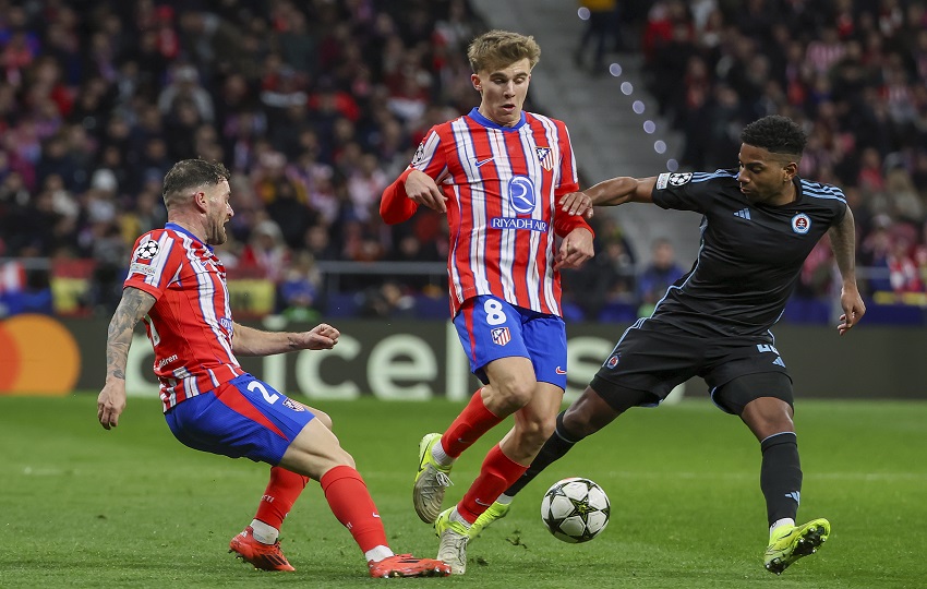  Los jugadores del Atlético de Madrid, Javi Galán (i) y Pablo Barrios, disputan un balón ante el panameño del Sl. Bratislava, César Blackman. Foto: EFE