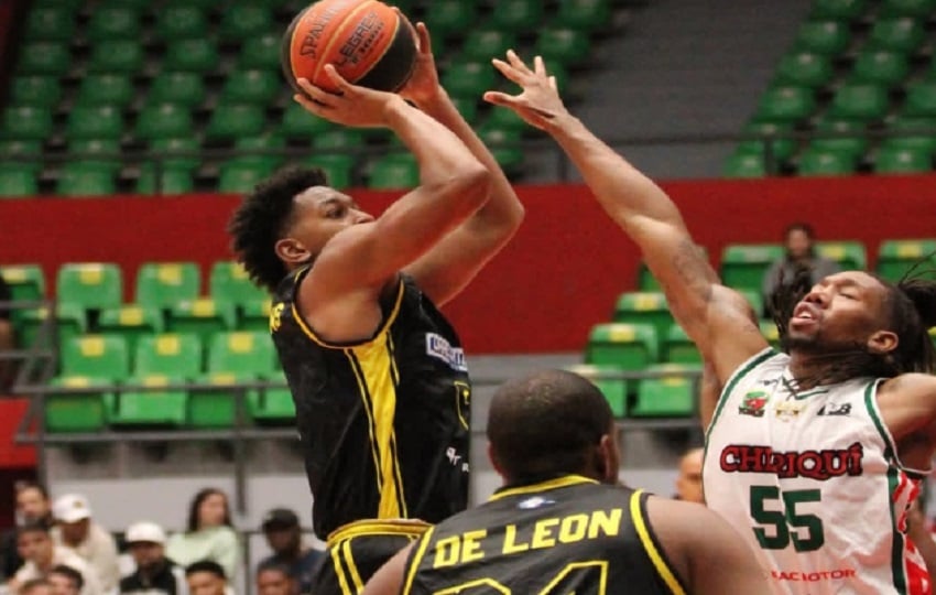 Correcaminos de Colón venció a Toros de Chiriquí en el segundo partido de la serie final de la LPB. Foto: Fepaba