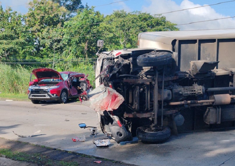 El accidente fue entre un camión de transporte de encomiendas, una camioneta de color rojo y un auto pick-up. Foto: Eric Montenegro.