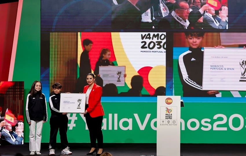 La nueva presidenta interina de la RFEF, María Ángeles García Chaves 'Yaye' (d), recoge el diploma que acredita a España, junto a Marruecos y Portugal, como sedes organizadoras del Mundial de fútbol 2030 de la FIFA. Foto: FIFA