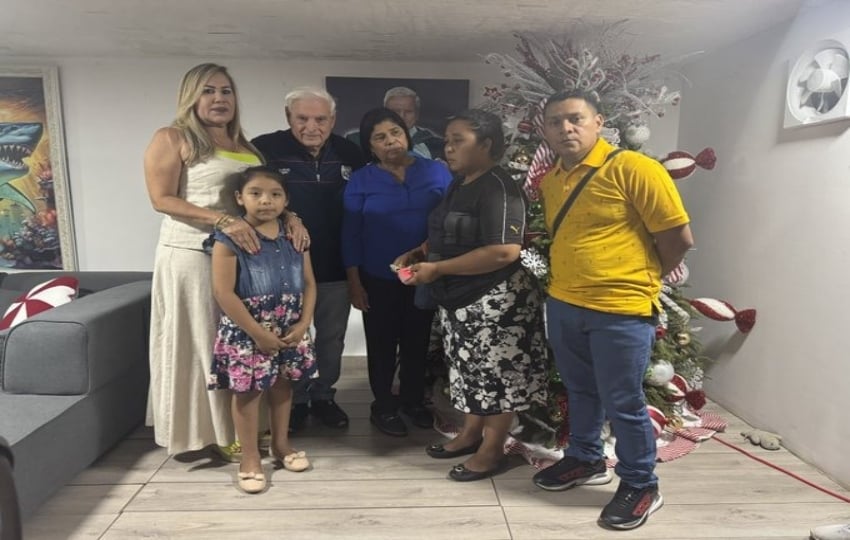 Expresidente Ricardo Marinelli realiza donación a familia. Foto: Cortesía.