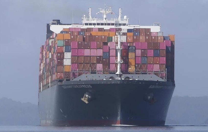 Buque portacontenedores durante su recorrido por el Corte Culebra en el Canal de Panamá. Foto: EFE