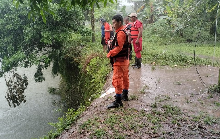 El fuerte aguacero que azotó ayer la región, propició que se suspendiera la búsqueda. Foto. Sinaproc