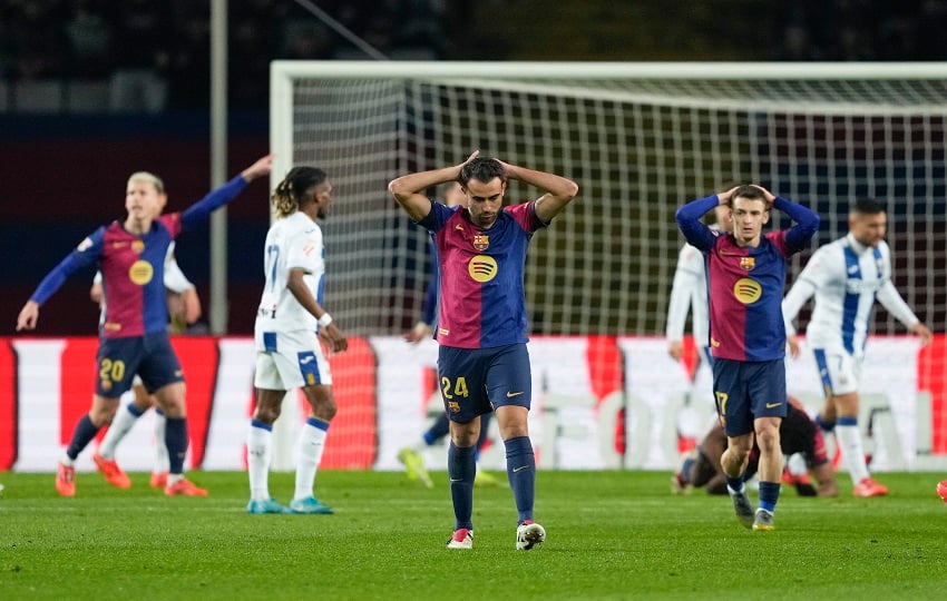 Eric García y Marc Casadó, lamentan la derrota del Barcelona ante Leganés. Foto:EFE