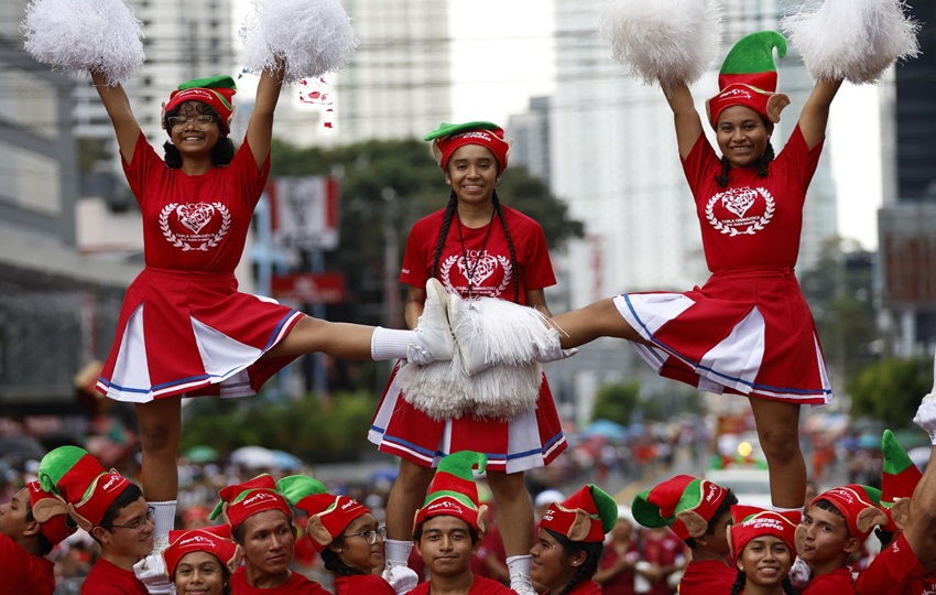 El desfile contó con la participación de delegaciones de diferentes puntos. Foto: Sertv