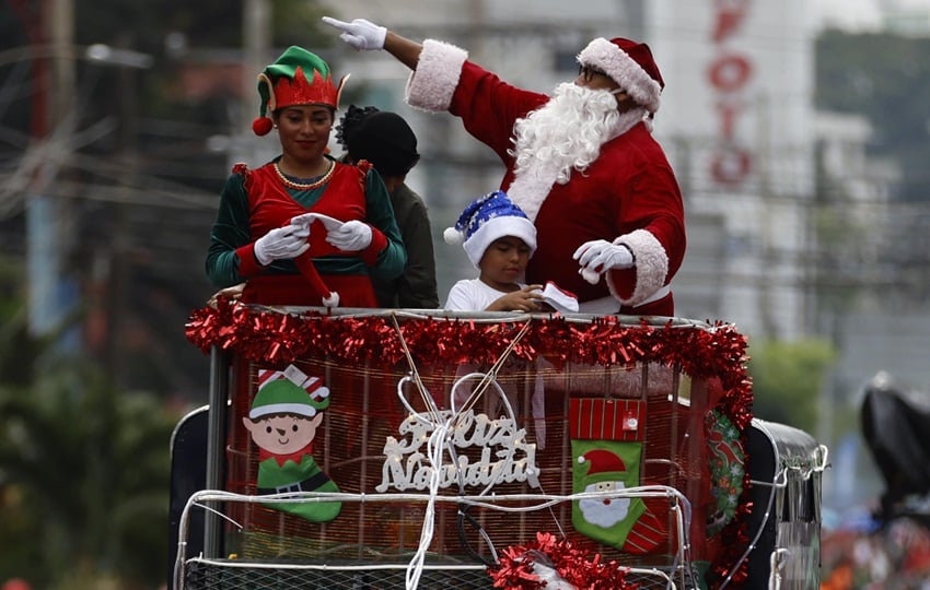 El desfile contó con la participación de delegaciones de diferentes puntos. Foto: EFE