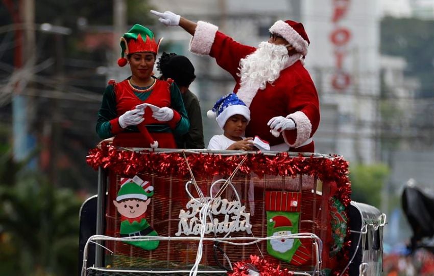 Una persona disfrazada de Papá Noel participa en el desfile navideño 'Ciudad de las Estrellas'. Fotos: EFE