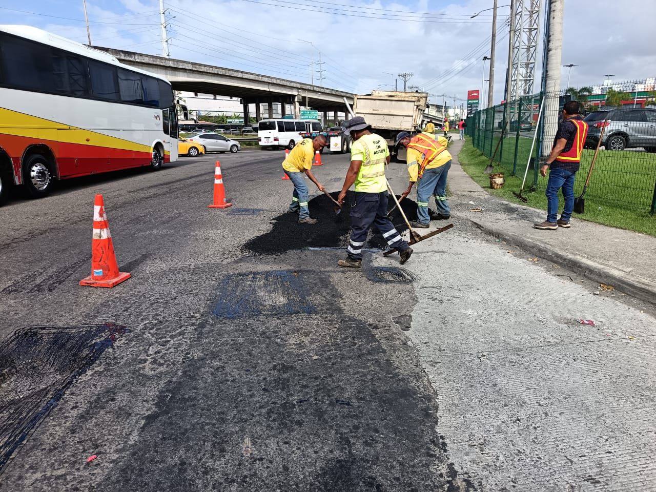 Se utilizaron 10 toneladas de material caliente para el parcheo en este punto. Foto: Diómedes Sánchez 