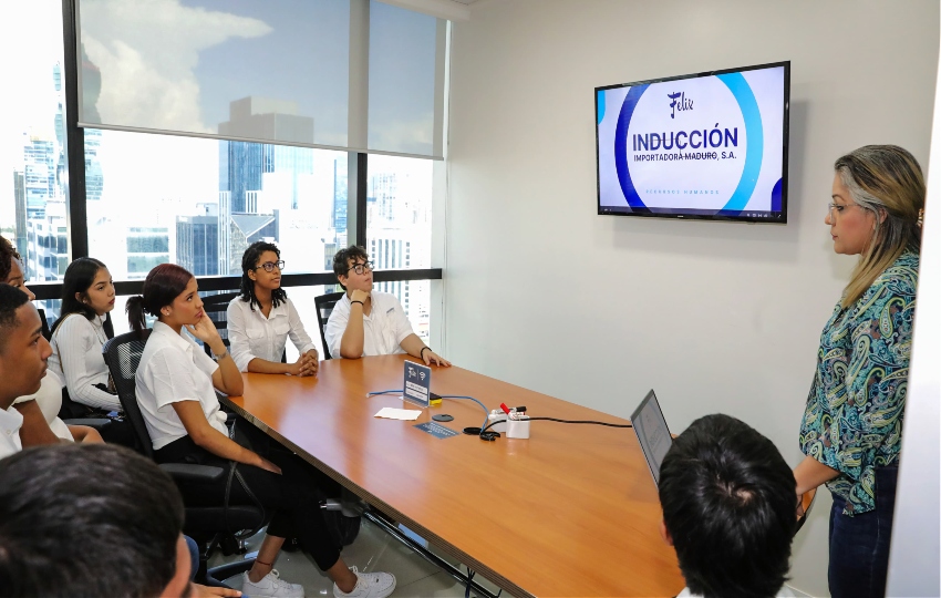 10 jóvenes se incorporan al programa Padrino Empresario del Mides. Foto: Archivo.