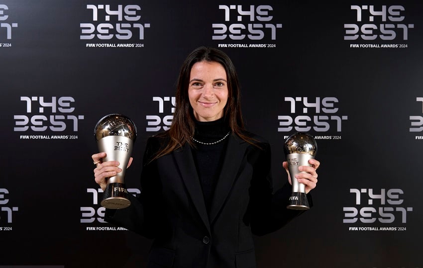 Aitana Bonmatí del Barcelona, posa con los galardonados recibidos, durante la gala de los Premios The Best celebrada en Doha. Foto:EFE