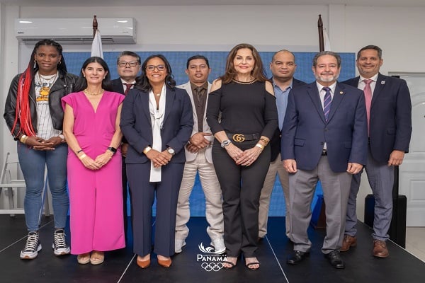 Damaris Young y la junta directiva del COP del período 2025-2028. Foto: COP