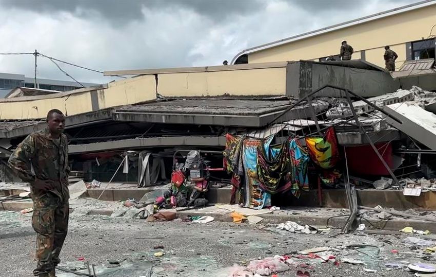 Un soldado parado junto a un edificio derrumbado tras terremoto en Port Vila, Vanuatu. Foto: EFE