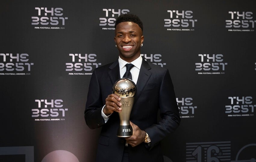 Vinicius con el premio The Best. Foto: EFE