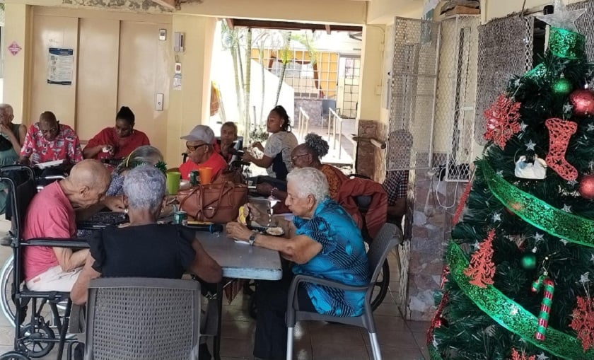 A los adultos mayores se les llevaron cantos de villancicos, karaokes, masajes y almuerzo navideño. Foto: Diómedes Sánchez 