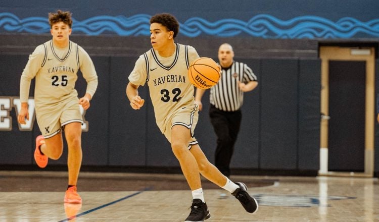 Christian Hinestroza con el balón durante un partido de su equipo Xaverian High School de Nueva York. Foto: Fepaba