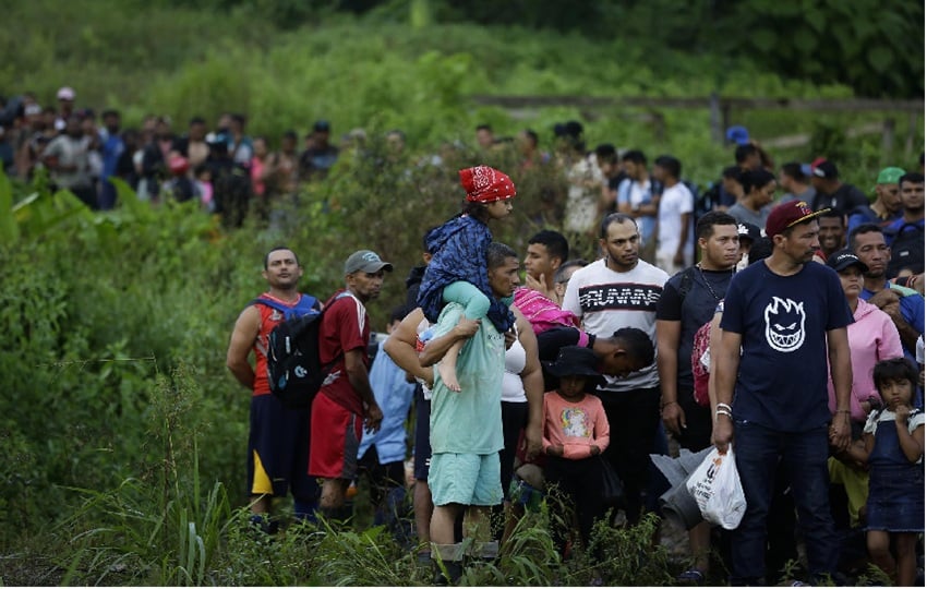 Más de 300.500 personas que han cruzado la selva este año son niños, niñas y adolescentes. Foto: EFE