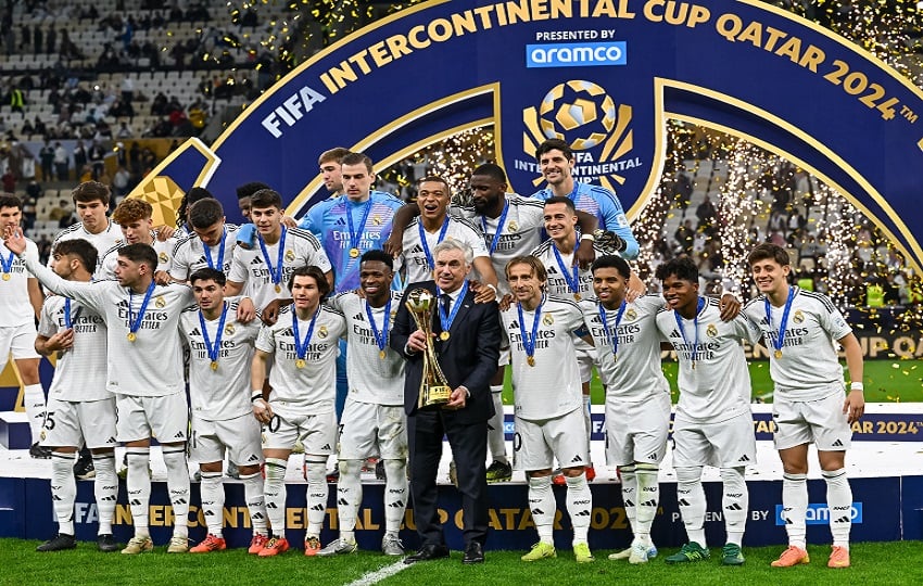 Jugadores del Real Madrid festejan la conquista de la Copa Intercontinental. Foto: EFE