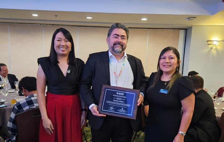 El ingeniero Gustavo Salloum recibe el galardón. Foto: Cortesía