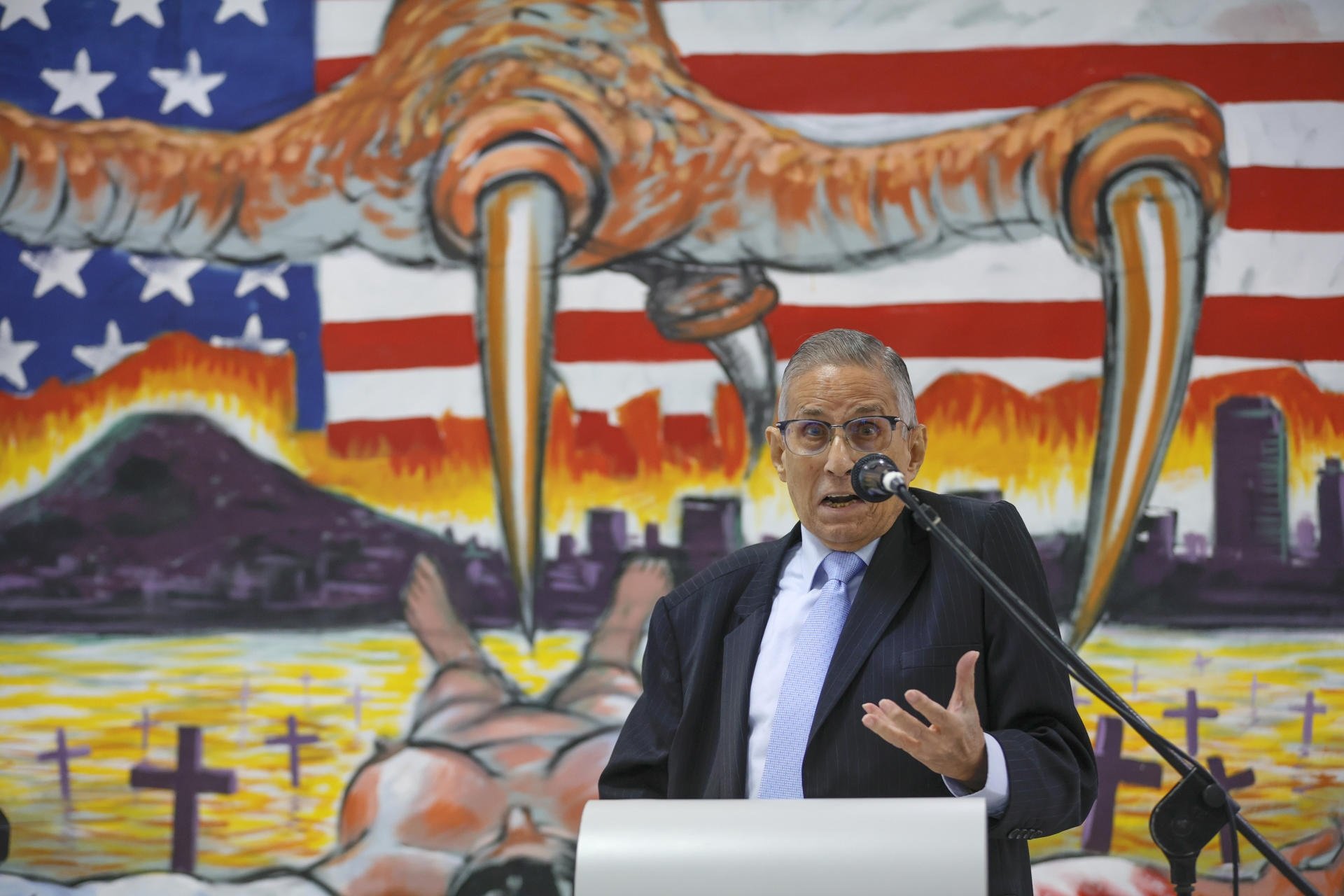 Rolando Murgas Torraza, presidente de la Comisión del 20 de Diciembre habla durante una rueda de prensa, en la Galería Manuel E. Amador en la Universidad de Panamá, esta semana. Foto: EFE